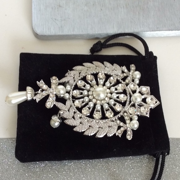 Silver and Faux Pearl Brooch - Picture 2 of 6